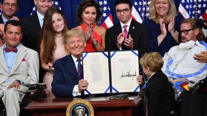 Trump firmos ligjin, të sëmurët mund të përdorin ilaçe eksperimentale pa i miratuar qeveria