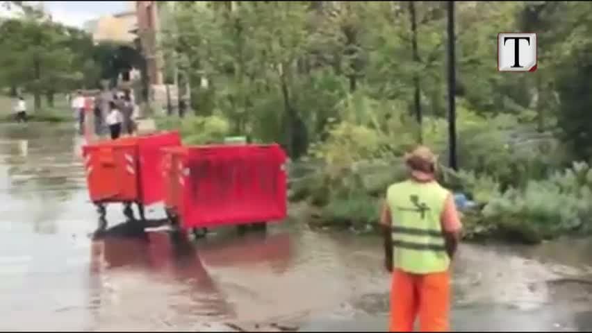 Përmbytje në Tiranë nga shiu i rrëmbyeshëm (VIDEO)