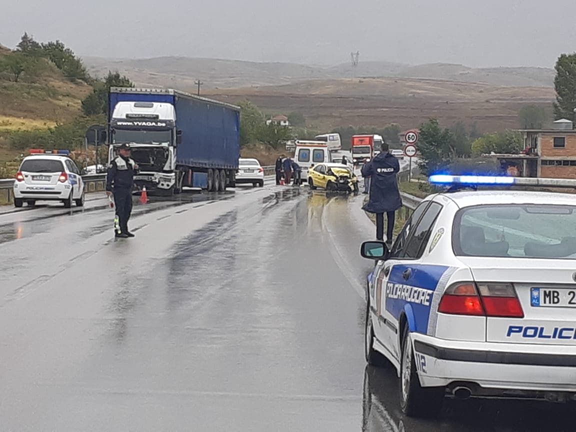 Trajleri përplas makinën, vdes shoferi i makinës