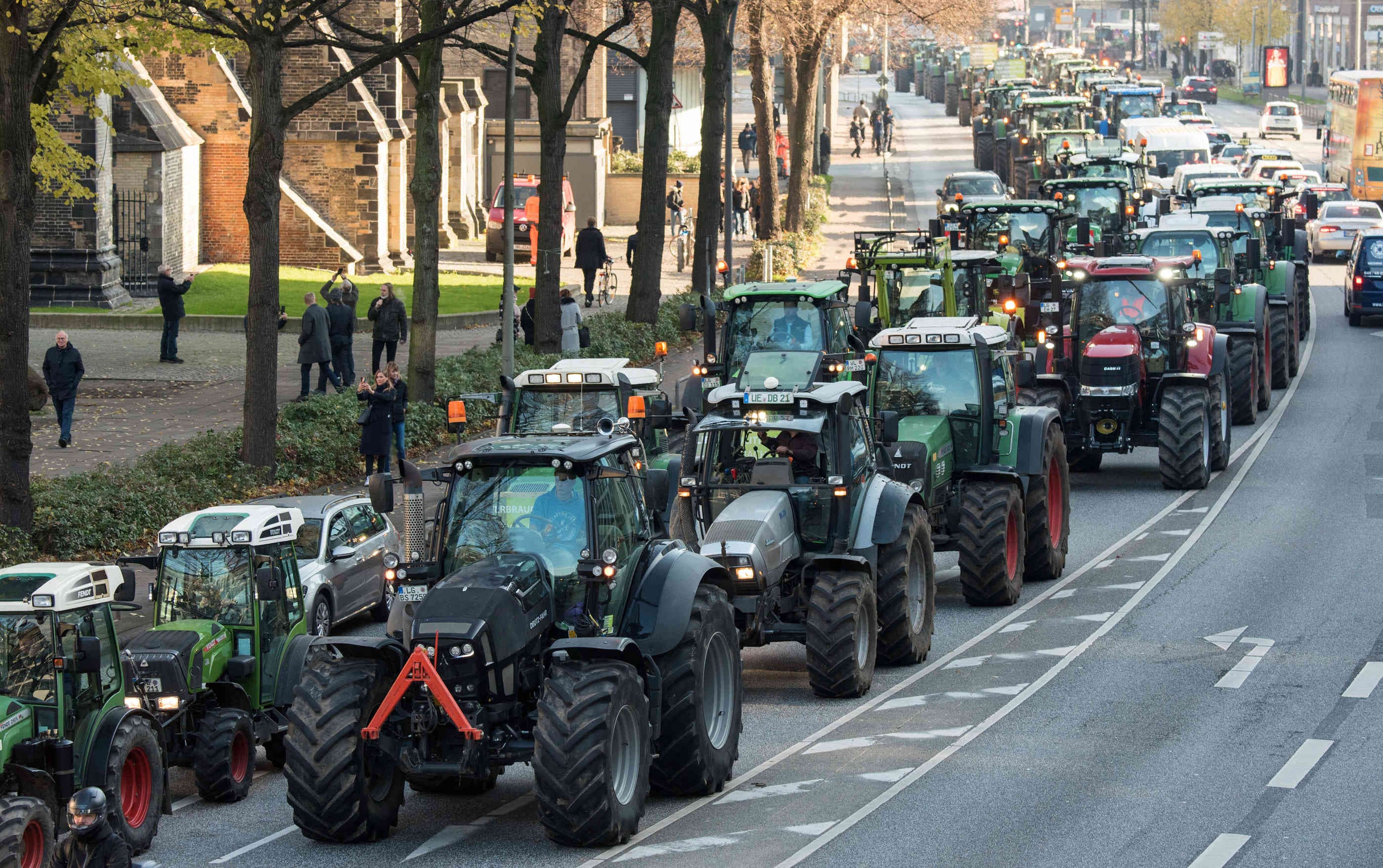 27 mijë traktorë manifestojnë në Paris