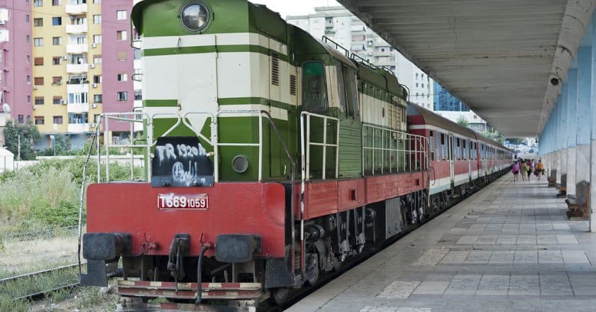 Treni përplas makinën, plagoset shoferi