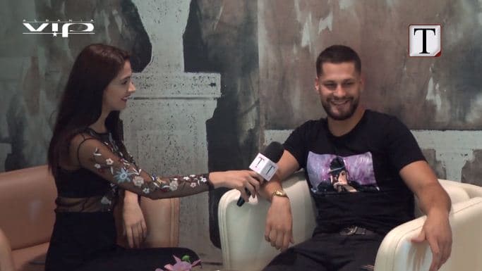 Këngët e tij janë hite, por ja ku e gjen frymëzimin Trim Jetullahu (VIDEO)