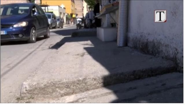 Trotuaret e ngushtë, pengesë për këmbësorët (VIDEO)