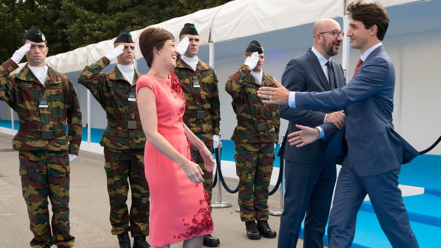 Sytë te femrat/ Trudeau anashkalon kryeministrin belg dhe i puth bashkëshorten (VIDEO)