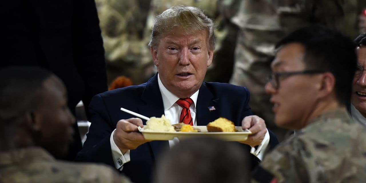 Trump u shërben ushqim ushtarëve në Afganistan
