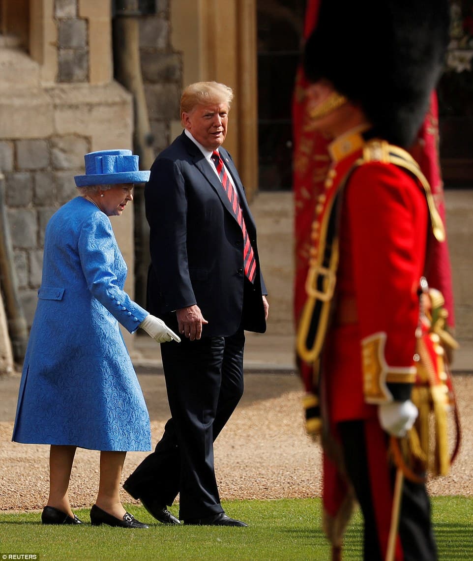 Trump thyen protokollin gjatë vizitës në Britani, mban Mbretëreshën duke pritur 12 minuta dhe ecën para saj (VIDEO)