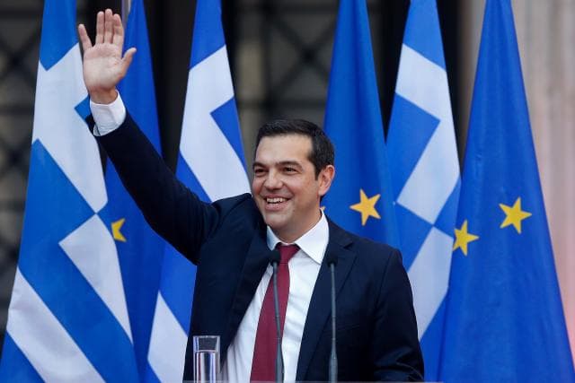 Marrëveshja për borxhin grek, Alexis Tsipras mban premtimin, vendos kravatë për herë të parë si kryeministër