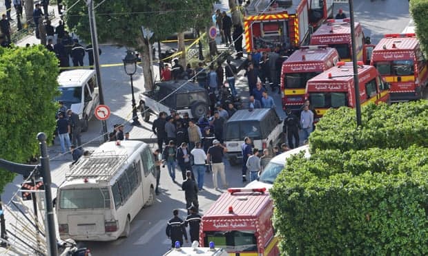 Tunizi, gruaja hedh veten në erë në qendër të kryeqytetit, plagosen 8 policë