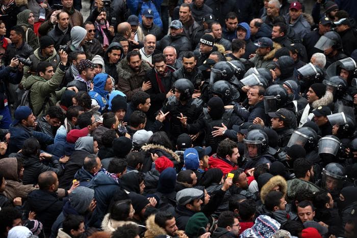 “Jelekët e kuq” të Tunizisë, të rinjtë protestojnë para Ministrisë së Arsimit