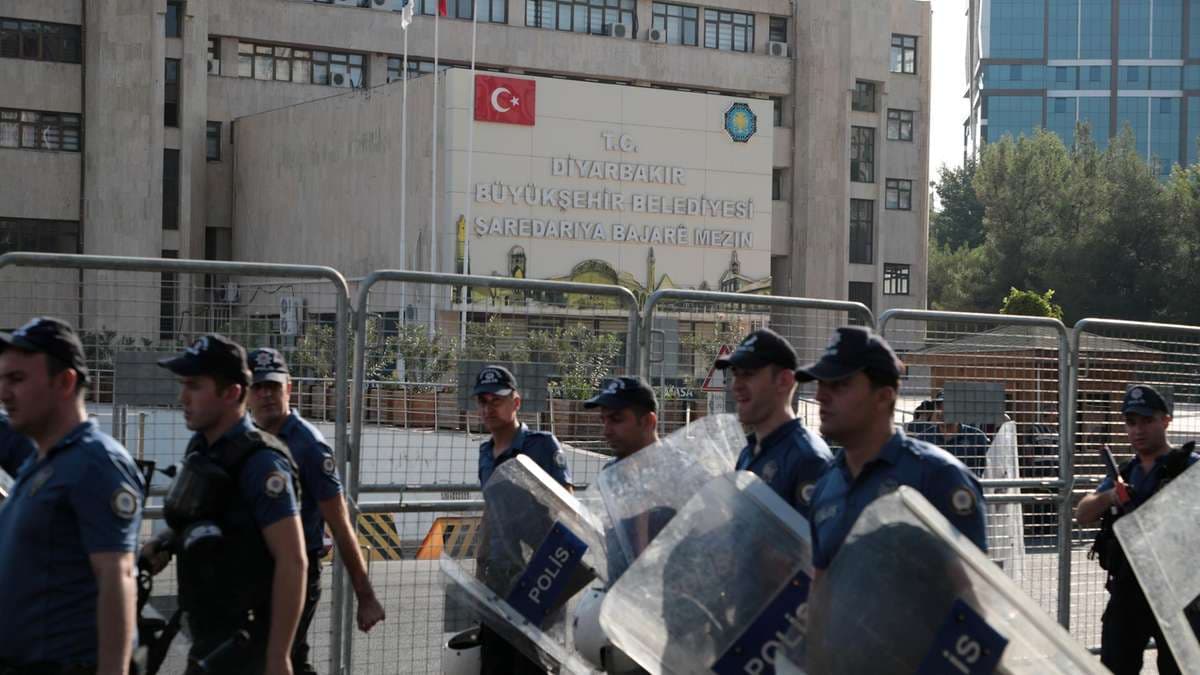 Dyshime për lidhje me kurdët, arrestime dhe shkarkime në Turqi (VIDEO)