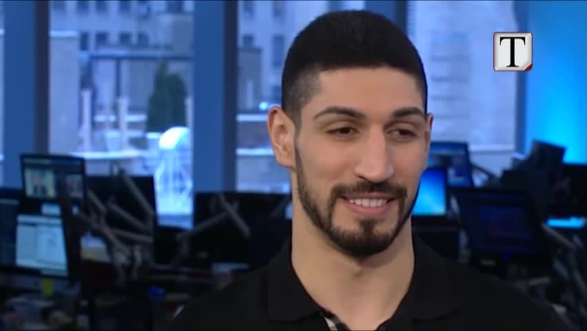 Kërcënimet, basketbollisti turk i NBA braktis ndeshjen në Londër (VIDEO)