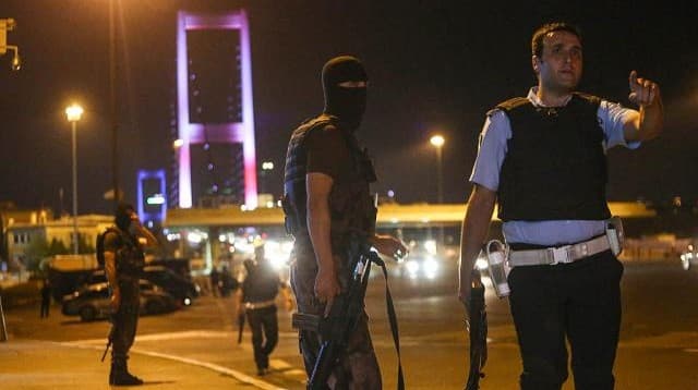 Turqi, gjykata dënon me burg të përjetshëm 15 puçistët e FETO-s