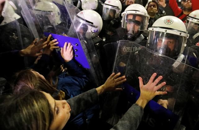 8 Marsi /Policia turke përdor gaz lotsjellës për të prishur marshin e grave