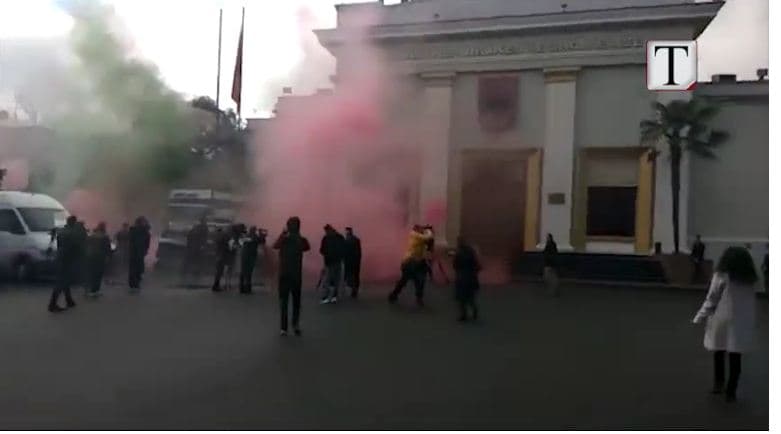 Protestuesit hedhin tymuese në hyrje të Parlamentit, plagoset një polic dhe 2 protestues (VIDEO)