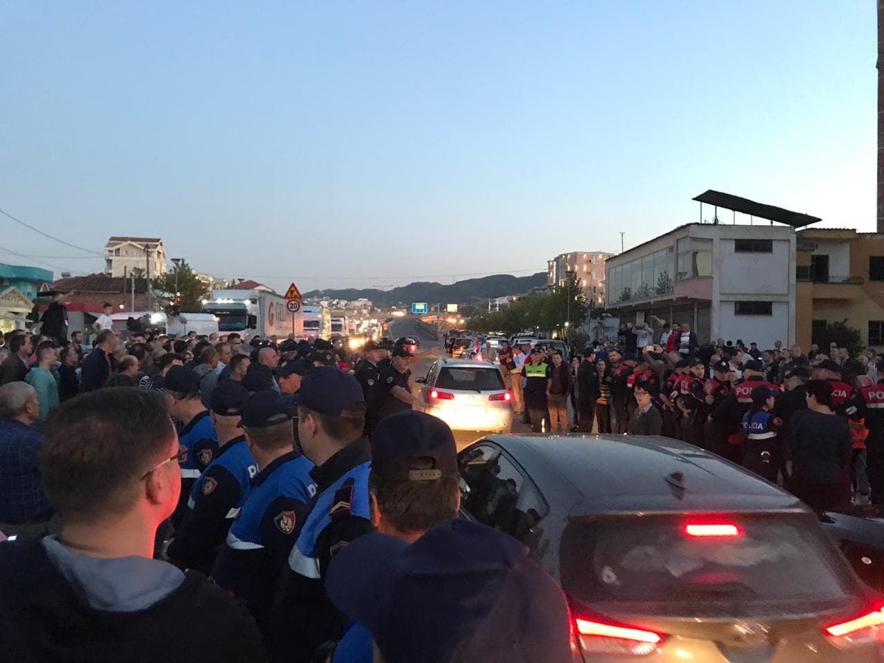 Protesta e Unazës së Re/ Banorët, peticion për largimin e Borchardt (VIDEO)