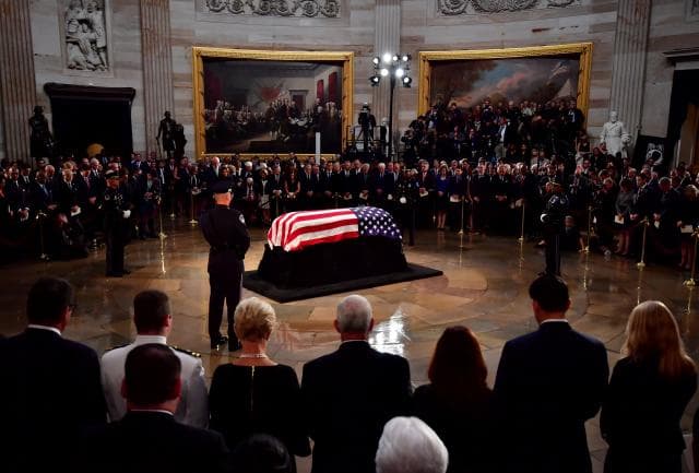 Uashingtoni nderon McCain si një nga shpirtrat më të guximshëm të Amerikës, Trump mungon