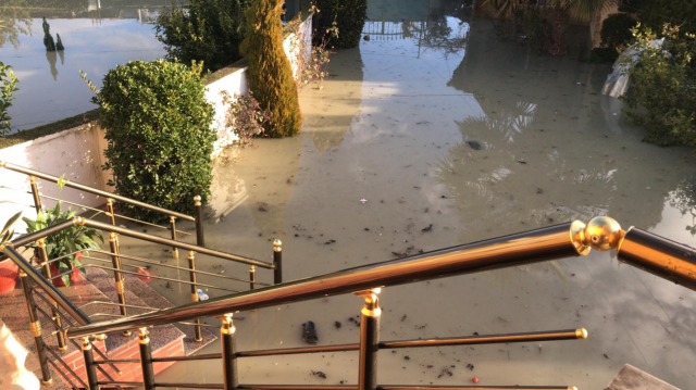 Del nga shtrati lumi Erzen, përmbyten banesa në Shijak (FOTO)