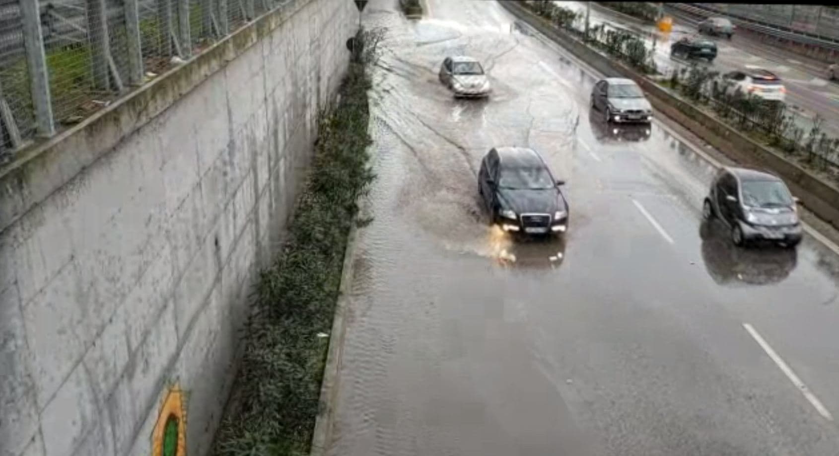 Shiu përmbyt rrugët e kryeqytetit (VIDEO)