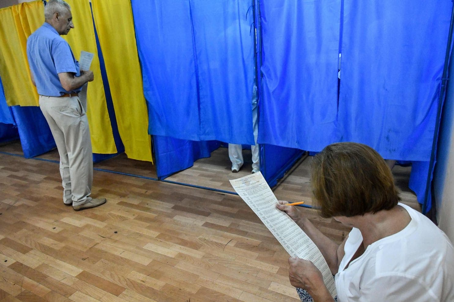 Ukrainë, hapen qendrat e votimit për zgjedhjet parlamentare (VIDEO)