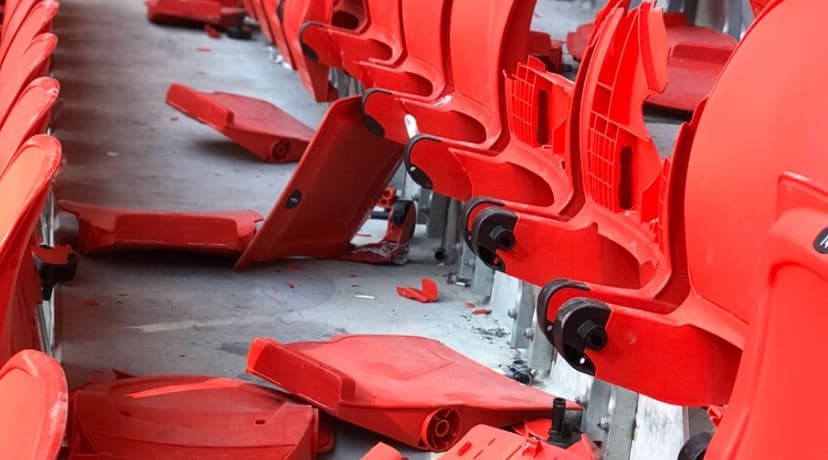 Dëmtohen ulëset në stadiumin "Air Albania", FSHF: Të arrestohen autorët