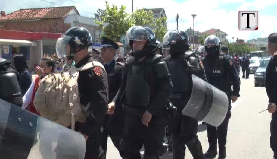 “Unaza e Re”/ Banorët përplasen me policinë (VIDEO)