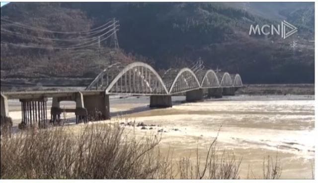 Firmat ‘ilegale’ shkatërrojnë urën e Zogut (VIDEO)