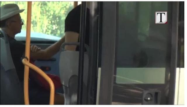 Qytetarët neglizhojnë maskën në urban (VIDEO)