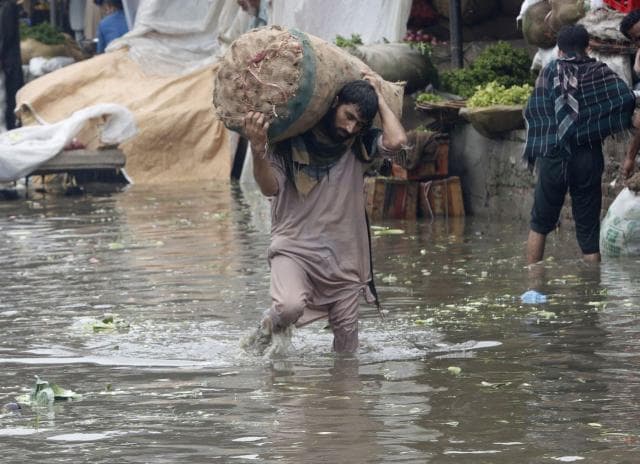 Pakistani përballet me përmbytje prej 3 ditësh, 90 të vdekur