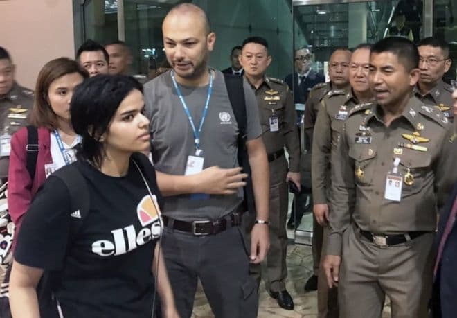 Adoleshentja saudite që është nën mbrojtjen e OKB në Bankok, vazhdon të lutet për azil