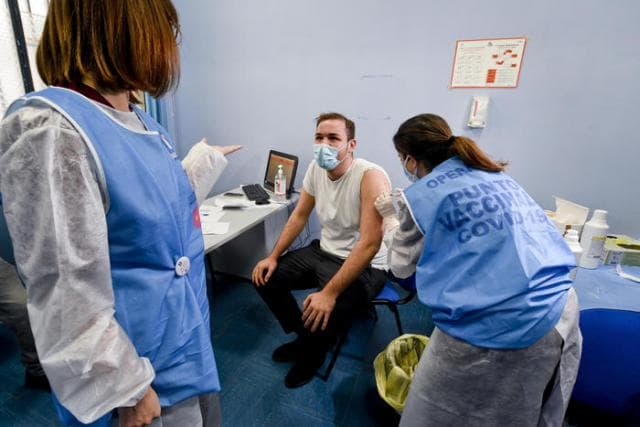 Covid, mbi 100 milion doza vaksinash janë shpërndarë nëpër botë nga nisja e vaksinimit