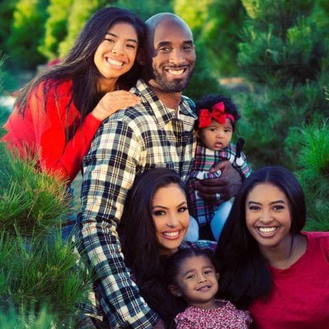 Një vit nga vdekja e Kobe Bryant dhe vajzës 13-vjeçare, bashkëshortja publikon letrën emocionuese që mori