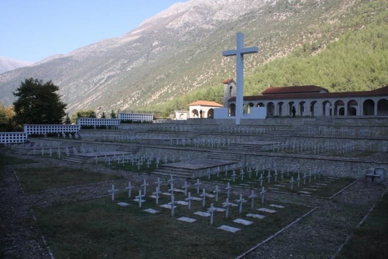 Nis procesi i zhvarrimit të ushtarëve grekë, protesta në Dragot (VIDEO)