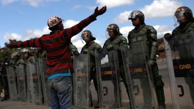 Dy të vdekur nga përplasja me ushtrinë në kufi me Kolumbinë, Maduro organizon një antikoncert
