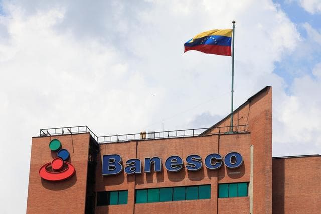 SHBA rrit presionin mbi Maduro me sanksione të reja, 600 anëtarë të ushtrisë braktisin presidentin