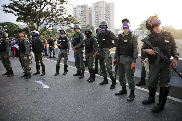 Venezuelë, arratisen 16 ushtarë mbështetës të presidentit