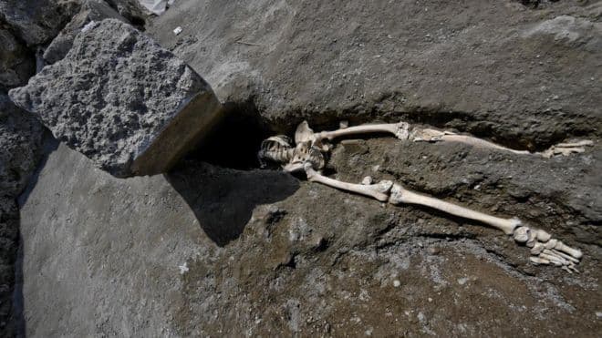 Arkeologët zbulojnë skeletin e pazakontë në Pompei (VIDEO)