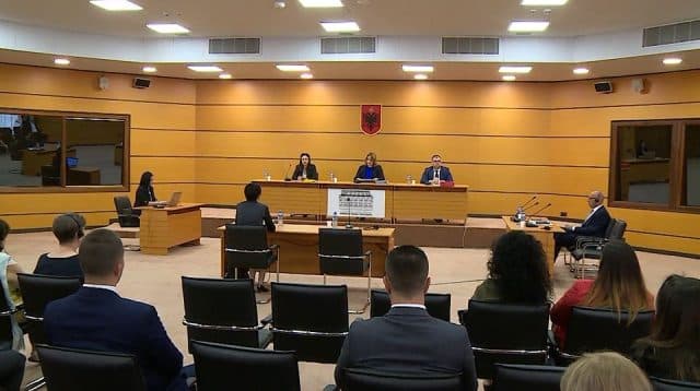 Dy gjyqtarë dhe një prokuror kalojnë “provimin” e vetingut