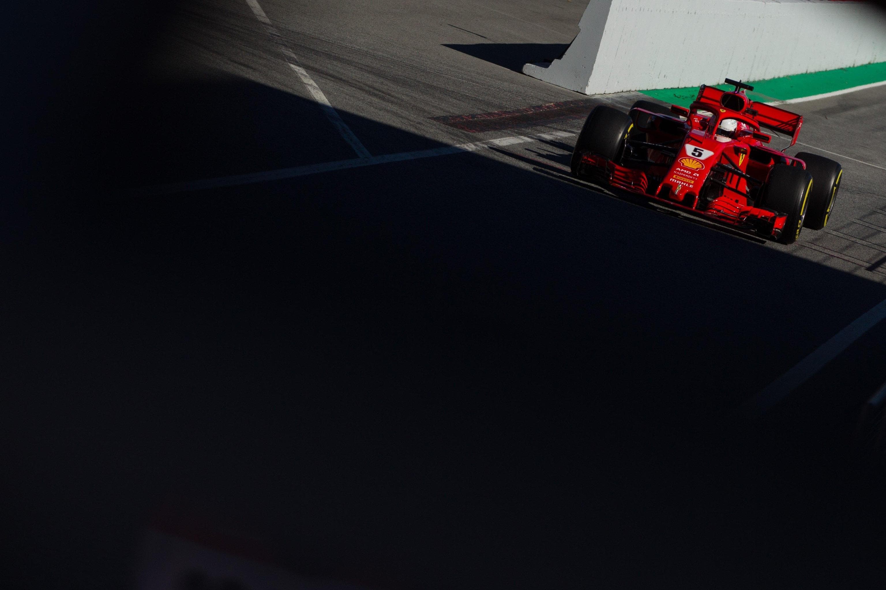 Formula 1, Vettel "fluturon" me makinën Ferrari në Barcelonë 