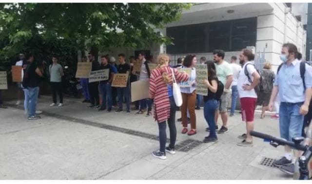 Vetëvendosje proteston para Dhomës Penale: Lironi të arrestuarit e protestës për Teatrin (VIDEO)