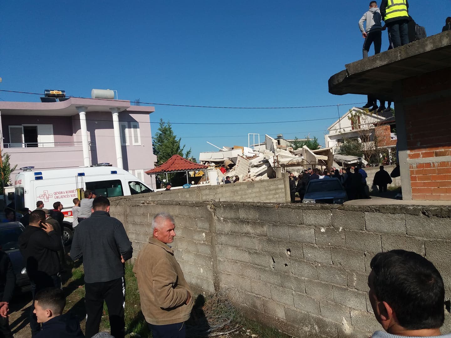 Shembet vila katërkatëshe në Durrës, familja nën rrënoja kërkon ndihmë (VIDEO)