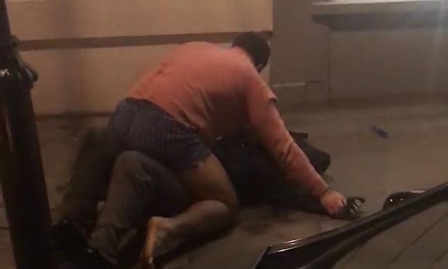 Tentoi të vjedh Mercedesin, pronari kap hajdutin: Nuk shkon dot askund (VIDEO)