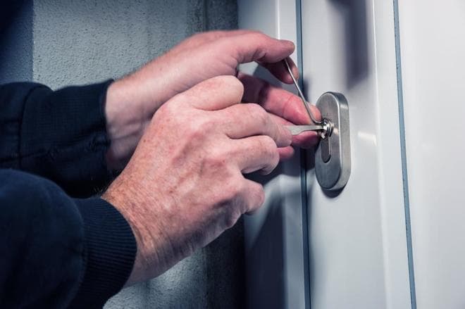 Akuzohet për vjedhjen e katër banesave, policia kap në flagrancë 21-vjeçarin