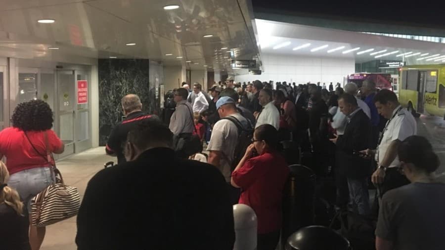 Granata lodër e një djali nxiti evakuimin e aeroportit të Teksasit