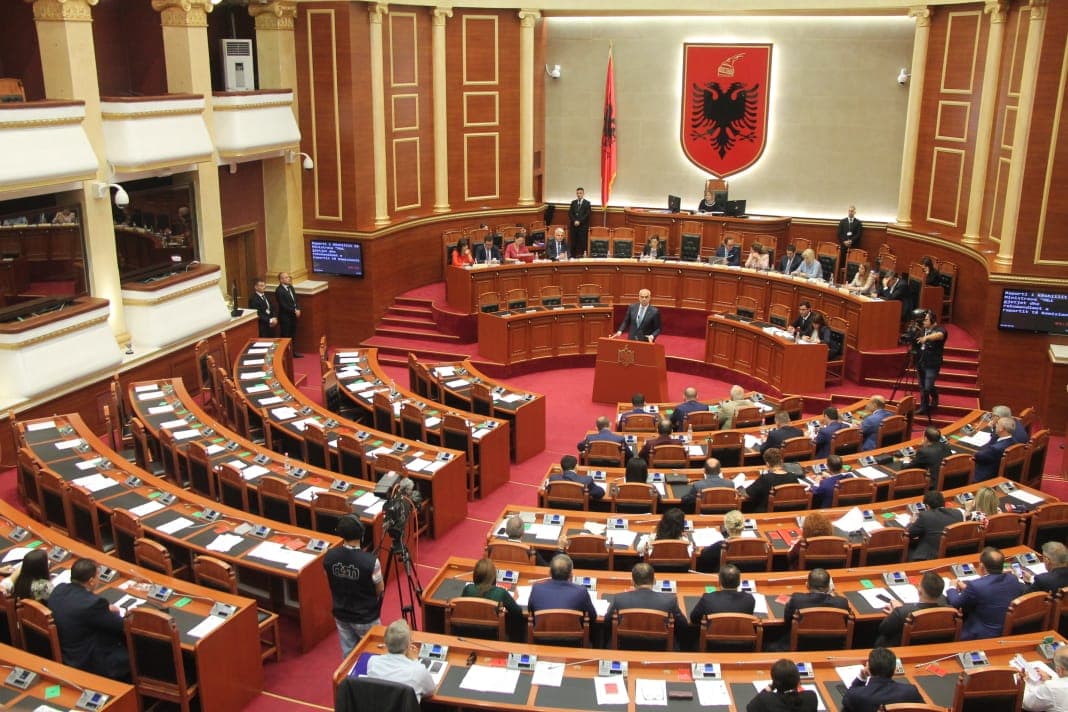 Ligji për teatrin miratohet vetëm me votat e maxhorancës (VIDEO)