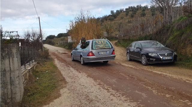 U ekzekutua pas sherrit për stallën e derrave, përcillet për në banesë të fundit Ajet Guneli