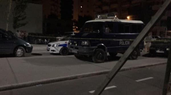 Vlorë, 29-vjeçari vritet sapo zbret nga makina (VIDEO)