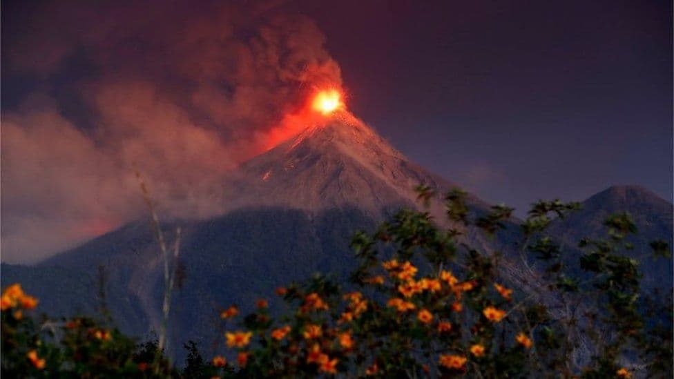 Mbi 4 mijë banorë evakuohen pas shpërthimit të vullkanit "Fuego" në Guatemalë (VIDEO)