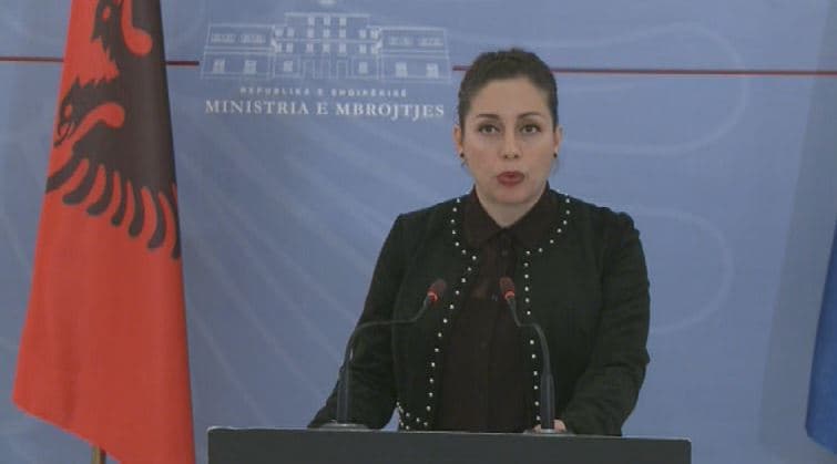 Ministrja Xhaçka: Ushtria merr kontrollin e Aeroportit të Rinasit (VIDEO)