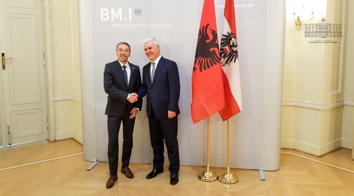 "Emigrantët", ministri austriak i telefonon Xhafajt: Shqipëria do të përpiqet të parandalojë këtë fenomen