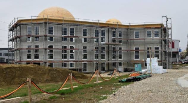 Gjak derri në xhaminë që shqiptarët po ndërtojnë në Zvicër, autoritetet: Të marrin masa vetë